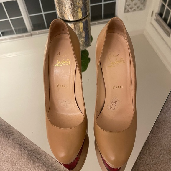 Christian Louboutin Round Toe biege platform heel - Picture 6 of 10